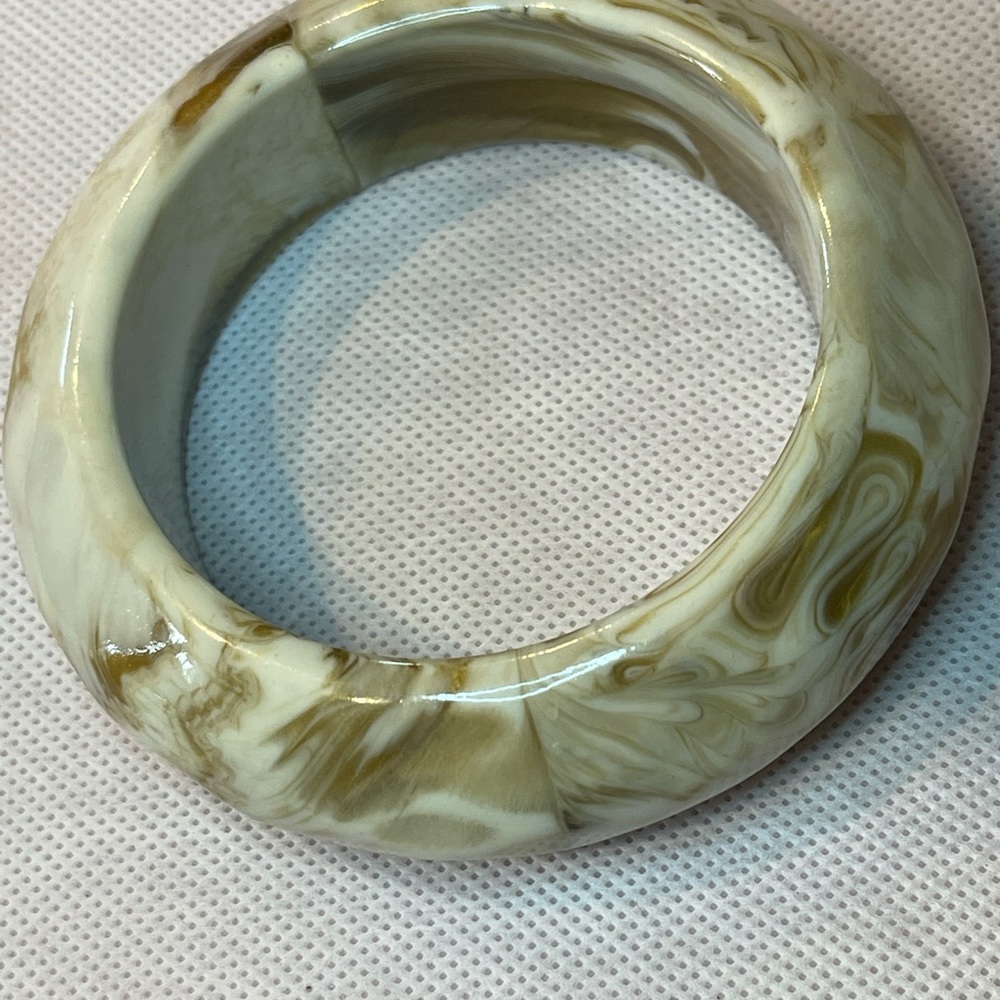 Chunky vintage lucite plastic swirl bangle